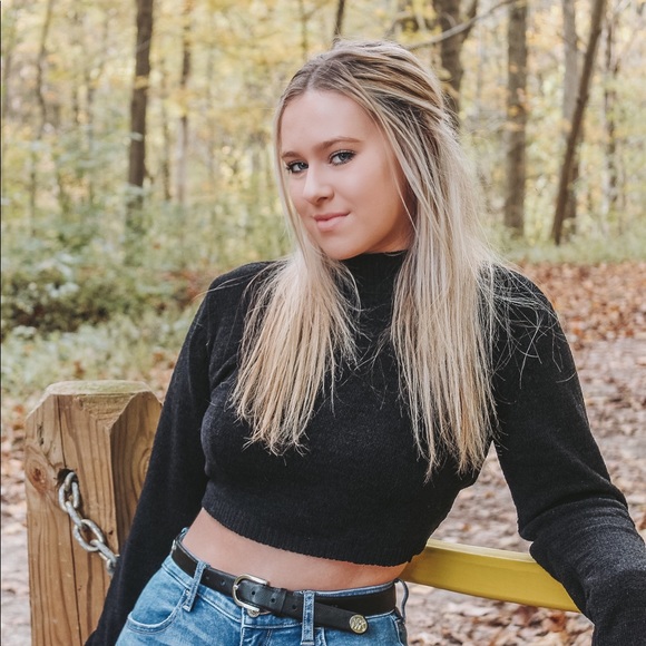 Meet your Poshmark Ambassador, Julia - Picture 3 of 7